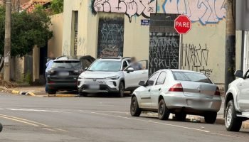 Carros envolvidos em acidente. (Foto: Fala Povo)