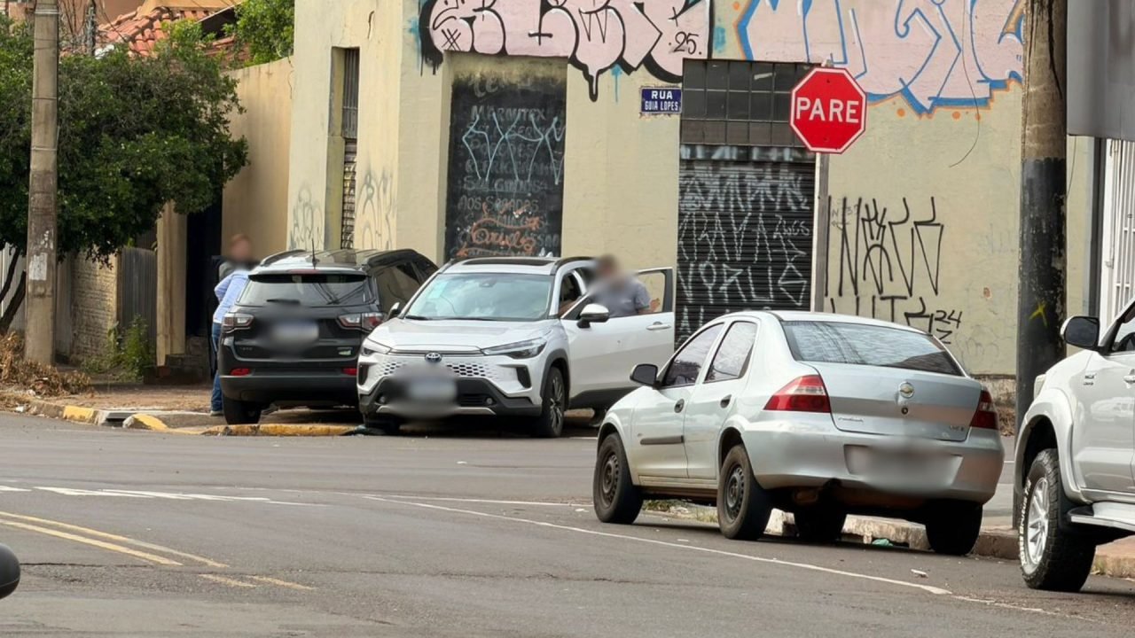 Carros envolvidos em acidente. (Foto: Fala Povo)