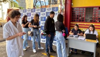 Drive-thru de vacinação contra influenza em Campo Grande. — Foto: Drive-thru de