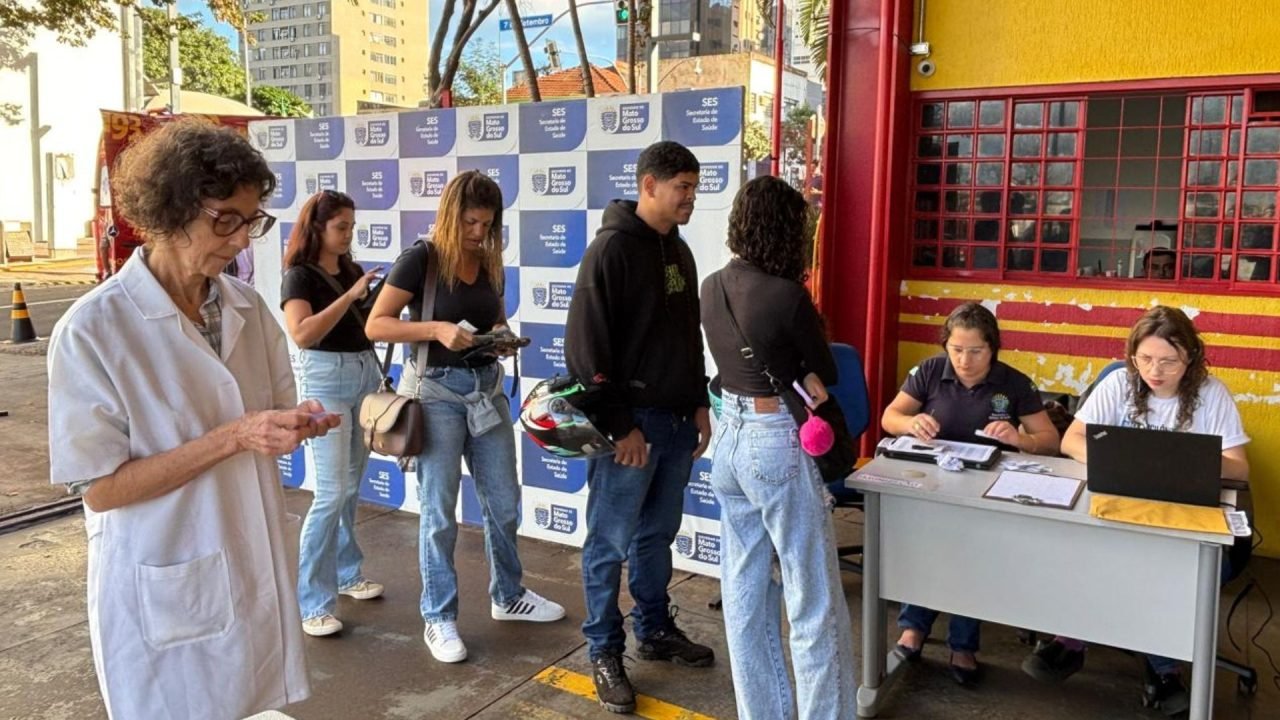 Drive-thru de vacinação contra influenza em Campo Grande. — Foto: Drive-thru de