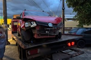 Foto: Carro sendo levado pelo guincho. (Foto: Henrique Arakaki, Jornal Midiamax)