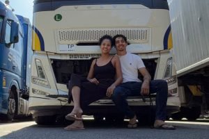 Casal trabalha como caminhoneiros na Europa. (Foto: Arquivo Pessoal)