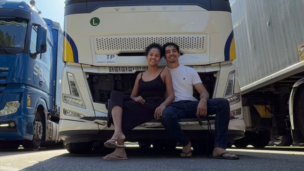 Casal trabalha como caminhoneiros na Europa. (Foto: Arquivo Pessoal)