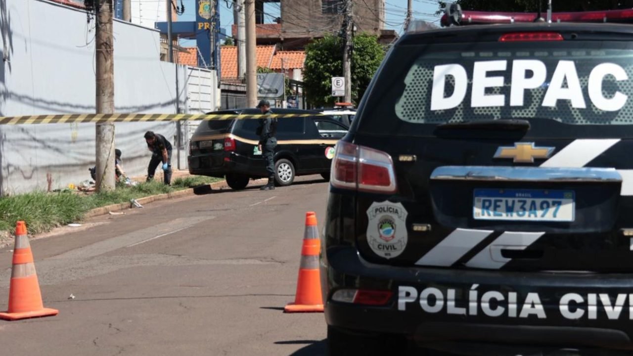 Foto: Equipes da Polícia no local. (Foto: Madu Livramento, Midiamax)