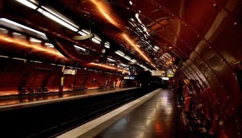 Polícia detém suspeito de esfaquear mulheres no metrô de Paris
