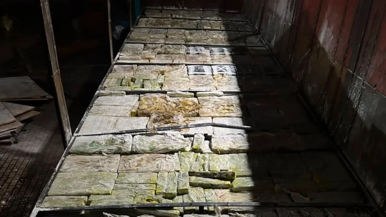 Carga de 4.417 quilos de maconha foi encontrada em compartimento oculto de um ca