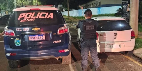 Foto: Veículo com restrição criminal foi localizado pela Força Tática em proprie