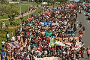 Foto: Indígenas de todo o Brasil ocupam a Esplanada dos Ministérios - Foto: Fabi