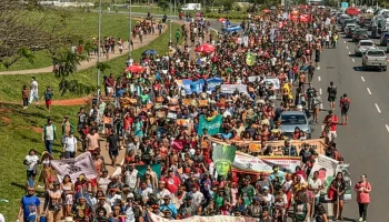Foto: Indígenas de todo o Brasil ocupam a Esplanada dos Ministérios - Foto: Fabi