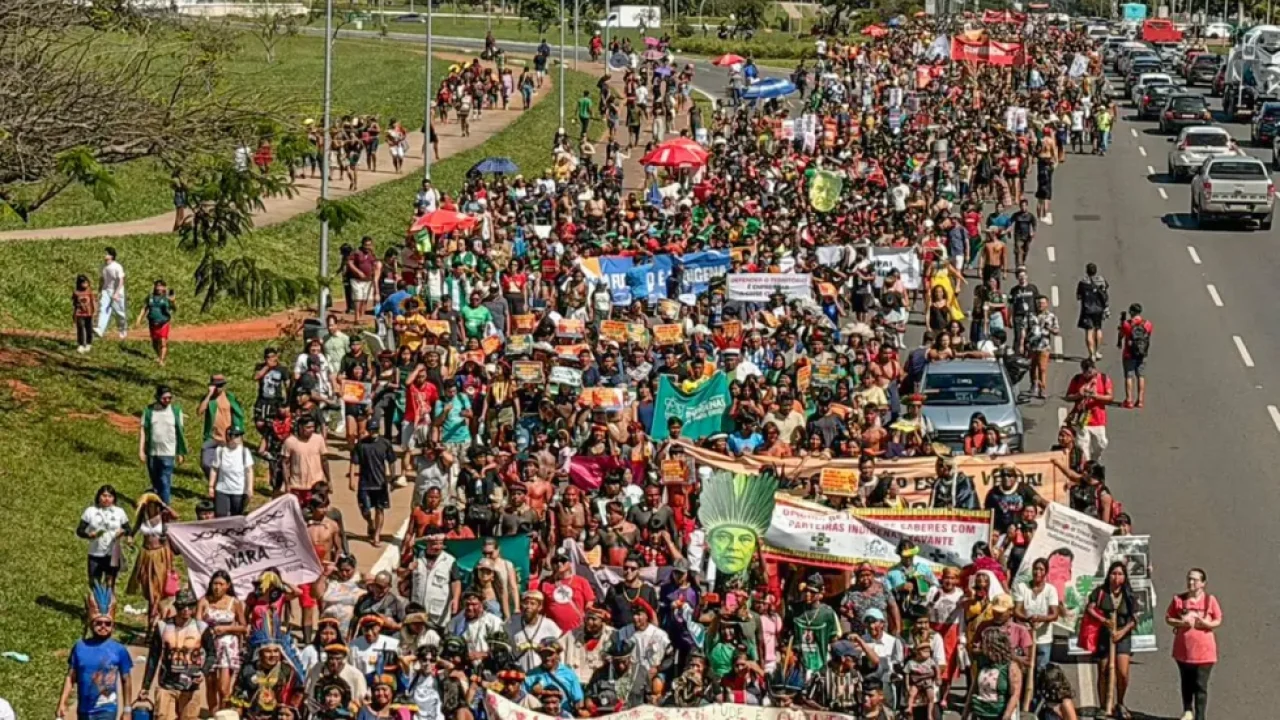 Foto: Indígenas de todo o Brasil ocupam a Esplanada dos Ministérios - Foto: Fabi