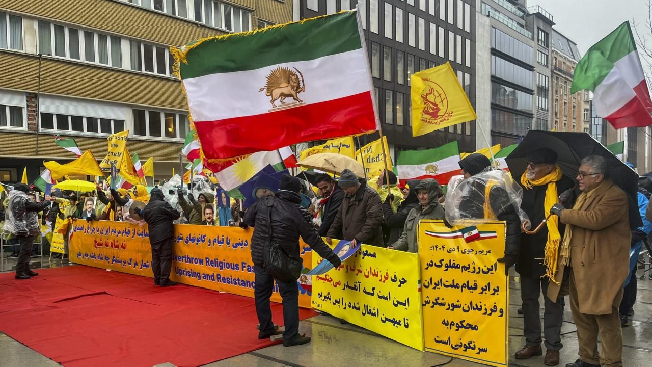 Regime do Irã enfrenta protestos em massa