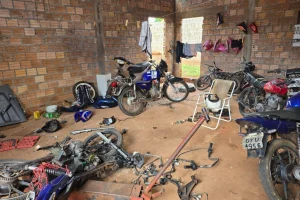 Foto: Motocicleta furtada do pátio do Detran foi desmontada; peças foram recuper