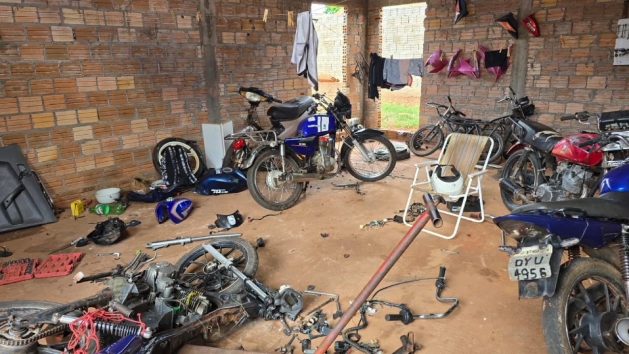 Foto: Motocicleta furtada do pátio do Detran foi desmontada; peças foram recuper