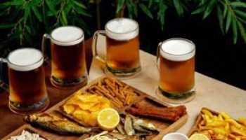 beer-setup-with-beer-glasses-snack-platters