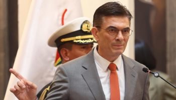 Paz Declara Emergência Econômica na Bolívia e Encerra Subsídios a Combustíveis
