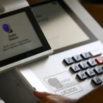 brasileiros-urnas-eletronicas-950x553-1