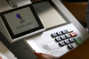 brasileiros-urnas-eletronicas-950x553-1