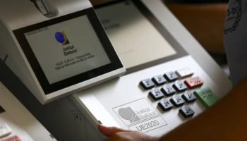 brasileiros-urnas-eletronicas-950x553-1