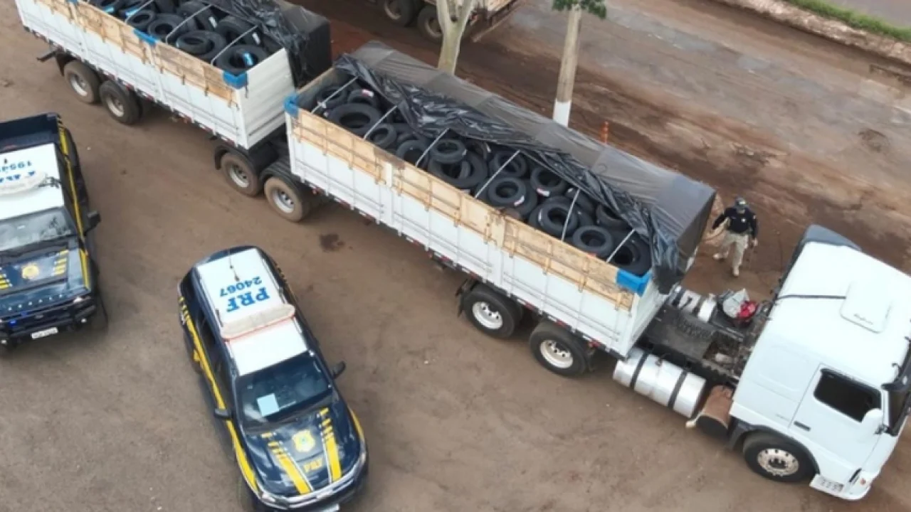 Foto: Carga de pneus apreendida - Foto: PRF/Divulgação