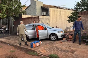 Motorista sofreu mal súbito e carro atingiu muro na Rua Florêncio de Matos - Fot