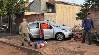 Motorista sofreu mal súbito e carro atingiu muro na Rua Florêncio de Matos - Fot