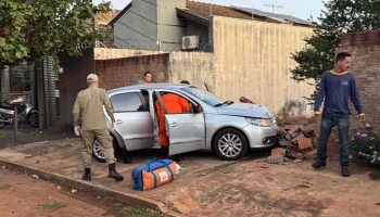 Motorista sofreu mal súbito e carro atingiu muro na Rua Florêncio de Matos - Fot
