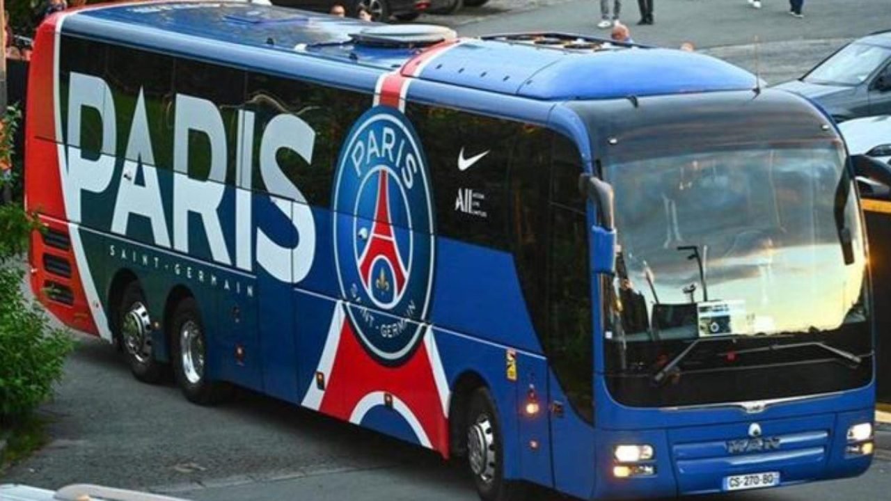 Ônibus do PSG é apedrejado após jogo da Champions League