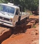 Caminhão impede que outros veículos passem em estrada com cratera. — Foto: Camin