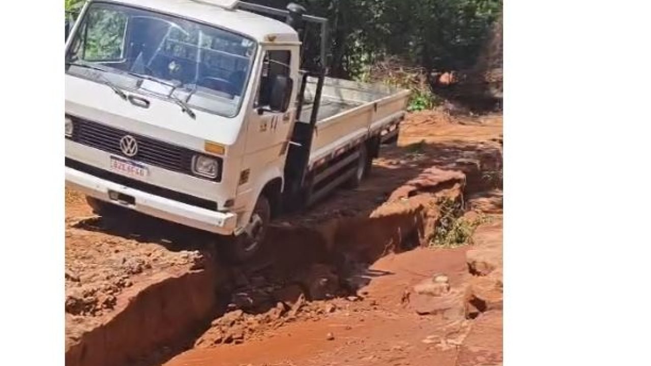 Caminhão impede que outros veículos passem em estrada com cratera. — Foto: Camin