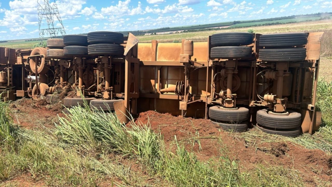Foto: Carreta estava a caminho de Chapadão do Sul. (Foto: Reprodução/BNC Notícia