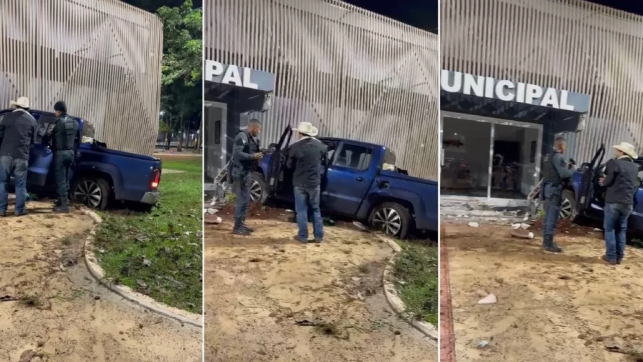 Camionete destruiu pilastra de museu. — Foto: Camionete destruiu pilastra de mus