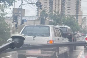 Foto: Veículos ocupam a faixa esquerda na via (Foto: Lethycia Anjos, Jornal Midi