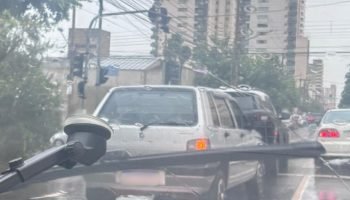 Foto: Veículos ocupam a faixa esquerda na via (Foto: Lethycia Anjos, Jornal Midi