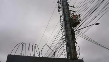 Poste de energia com serpentina - Ilustrativa — Foto: Poste de energia com serpe