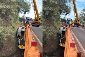 Destroços do caminhão sendo içados — Foto: Destroços do caminhão sendo içados -