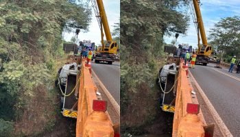Destroços do caminhão sendo içados — Foto: Destroços do caminhão sendo içados -