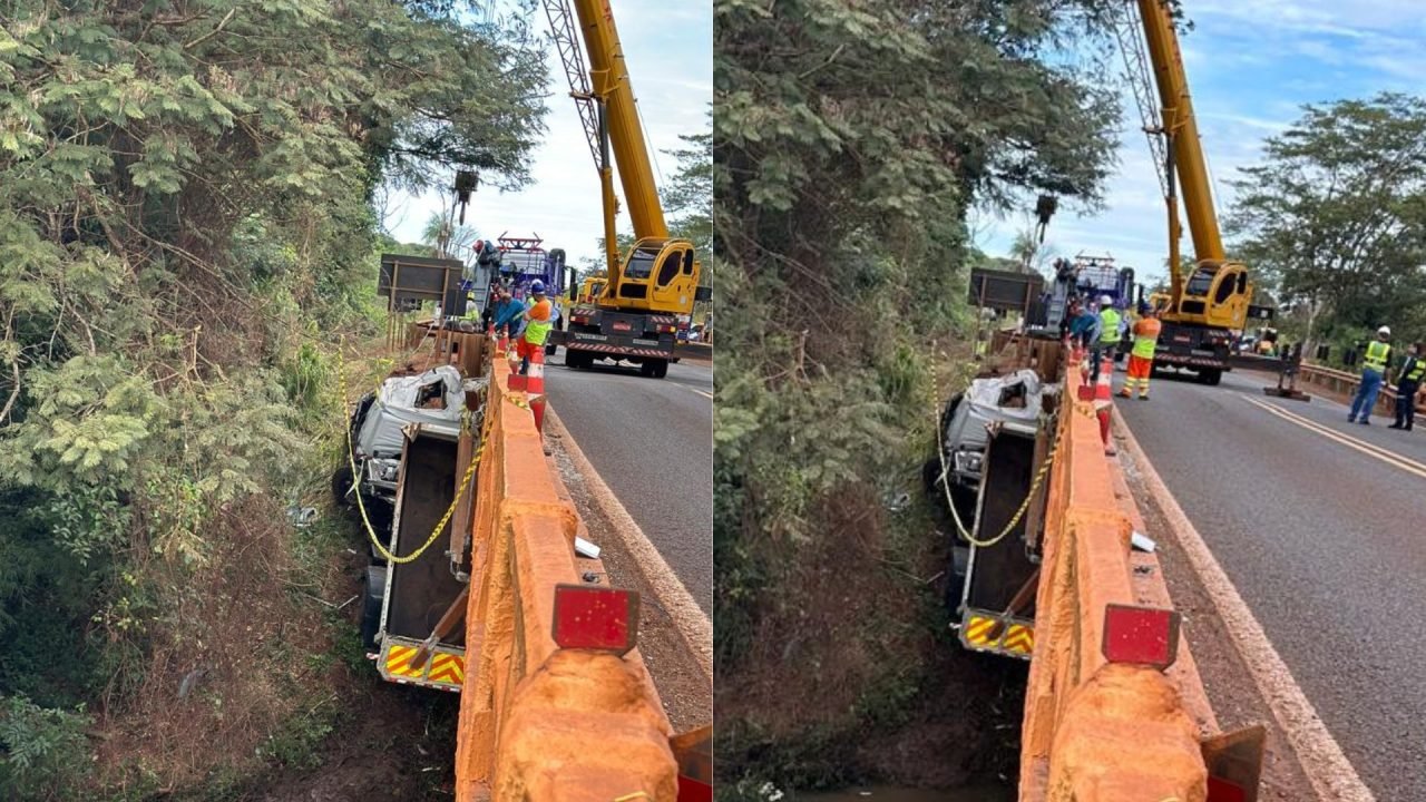 Destroços do caminhão sendo içados — Foto: Destroços do caminhão sendo içados -