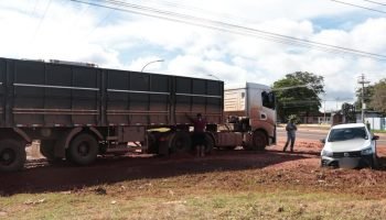 Foto: Veículos atolados no Jardim noroeste - Foto: Madu Livramento, jornal Midia