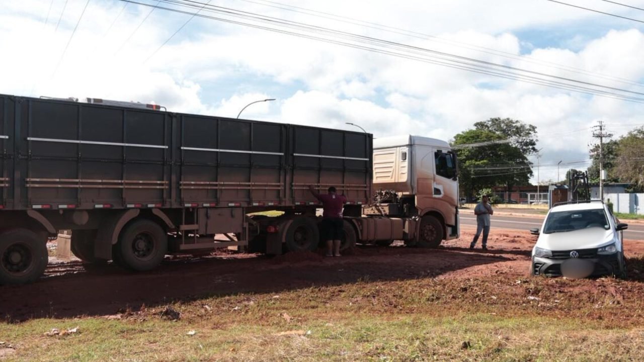 Foto: Veículos atolados no Jardim noroeste - Foto: Madu Livramento, jornal Midia