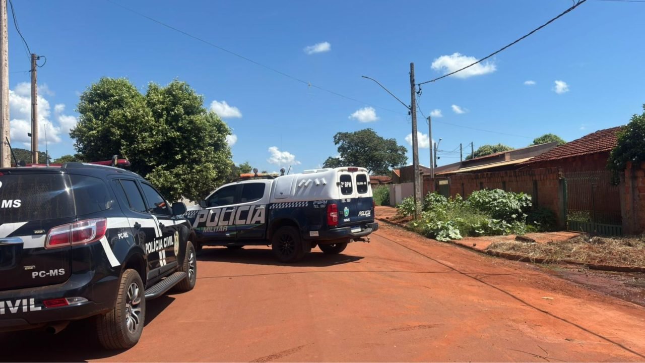 Foto: PM continua no local para preservação da cena do crime - Foto: Divulgação