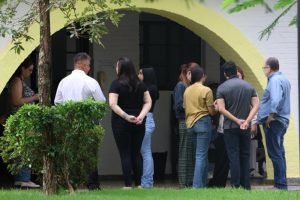 Família em velório de Mazzini, assassinado por Alcides Bernal — Foto: Família em