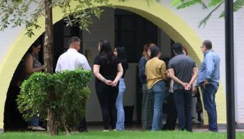 Família em velório de Mazzini, assassinado por Alcides Bernal — Foto: Família em