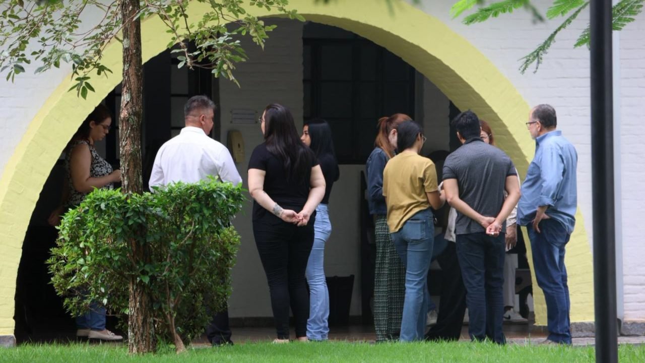 Família em velório de Mazzini, assassinado por Alcides Bernal — Foto: Família em