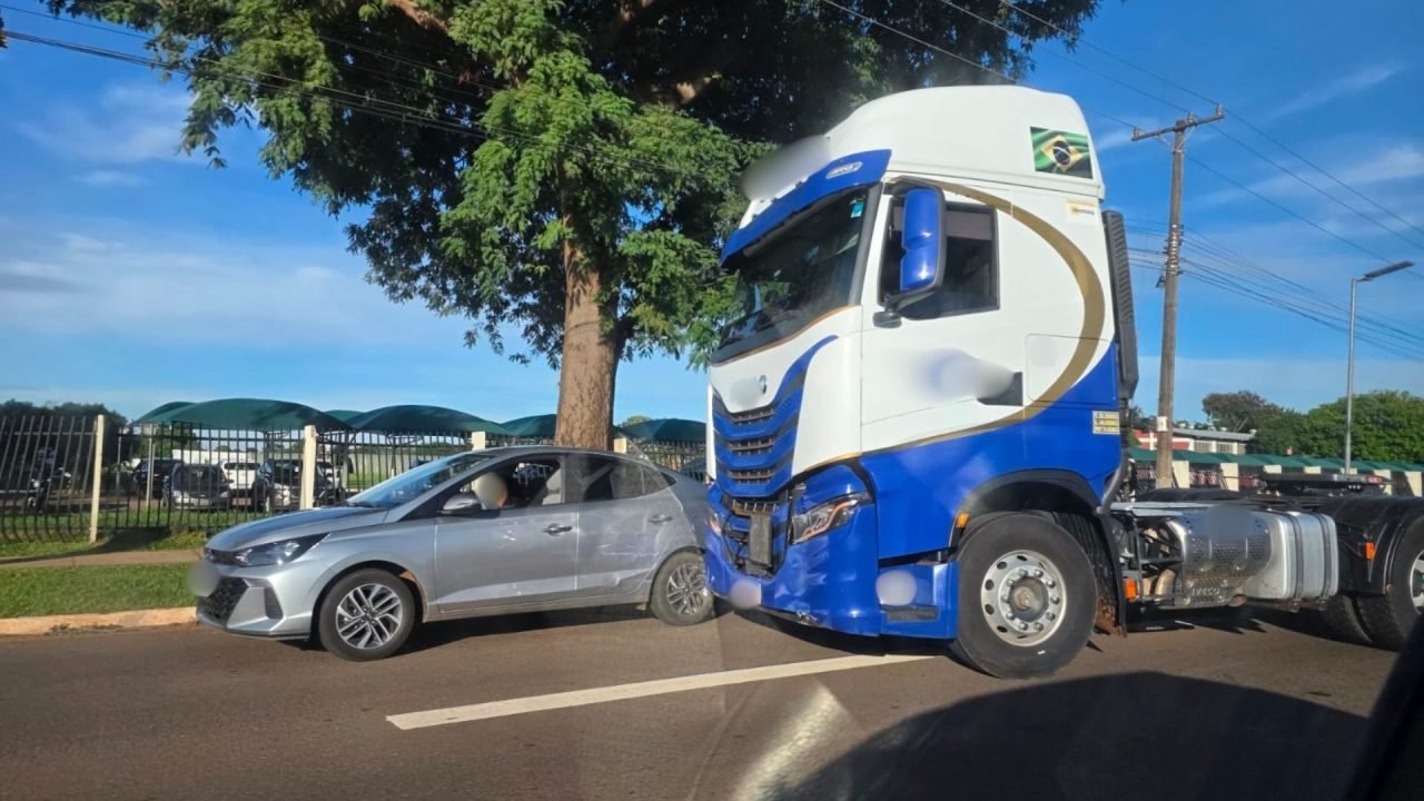 Colisão entre carro e caminhão - Foto: Éser Cáceres, Jornal Midiamax