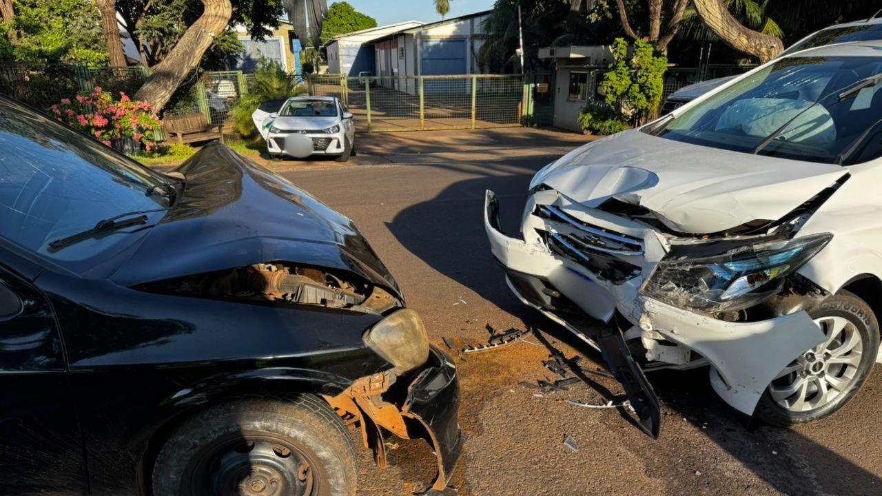 Colisão frontal entre dois carros na Avenida Gury Marques — Foto: Colisão fronta