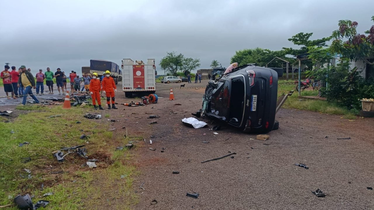 Mãe e filha morrem em colisão de três veículos