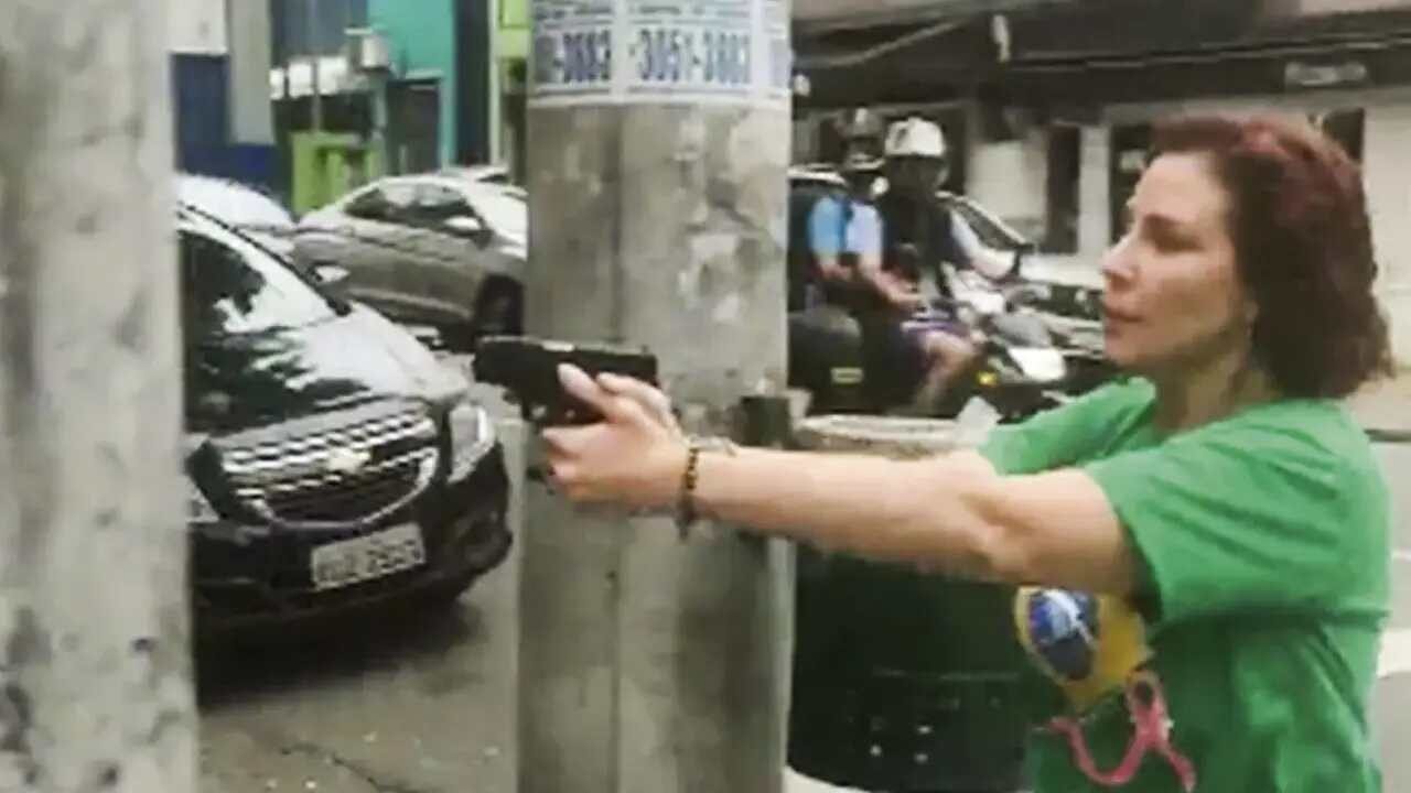 Deputada apontou arma para apoiador de Lula após discussão. (Foto: Reprodução)