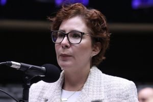 Defesa de Carla Zambelli interrompe julgamento de extradição