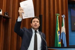 Deputado Catan faz denúncia durante sessão na Alems — Foto: Deputado Catan faz d