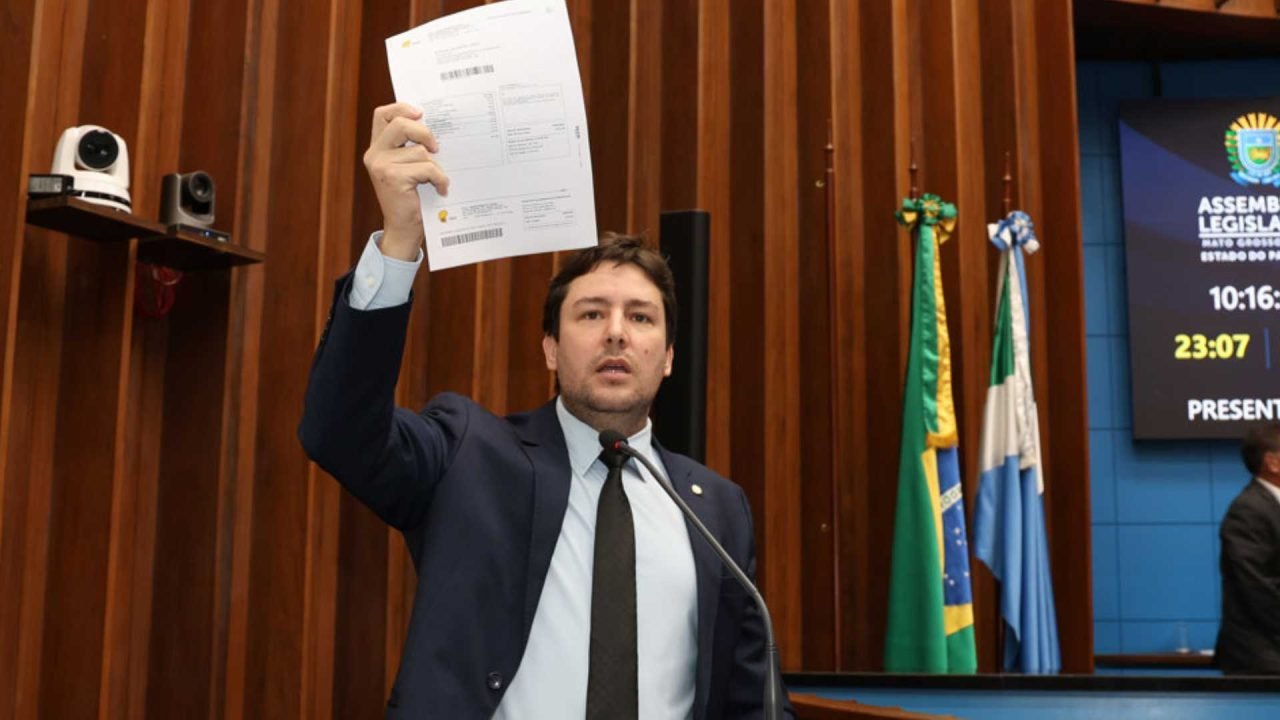 Deputado Catan faz denúncia durante sessão na Alems — Foto: Deputado Catan faz d
